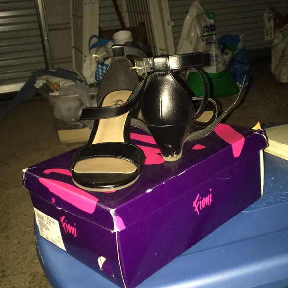 Shoes - Picture 4 of 4